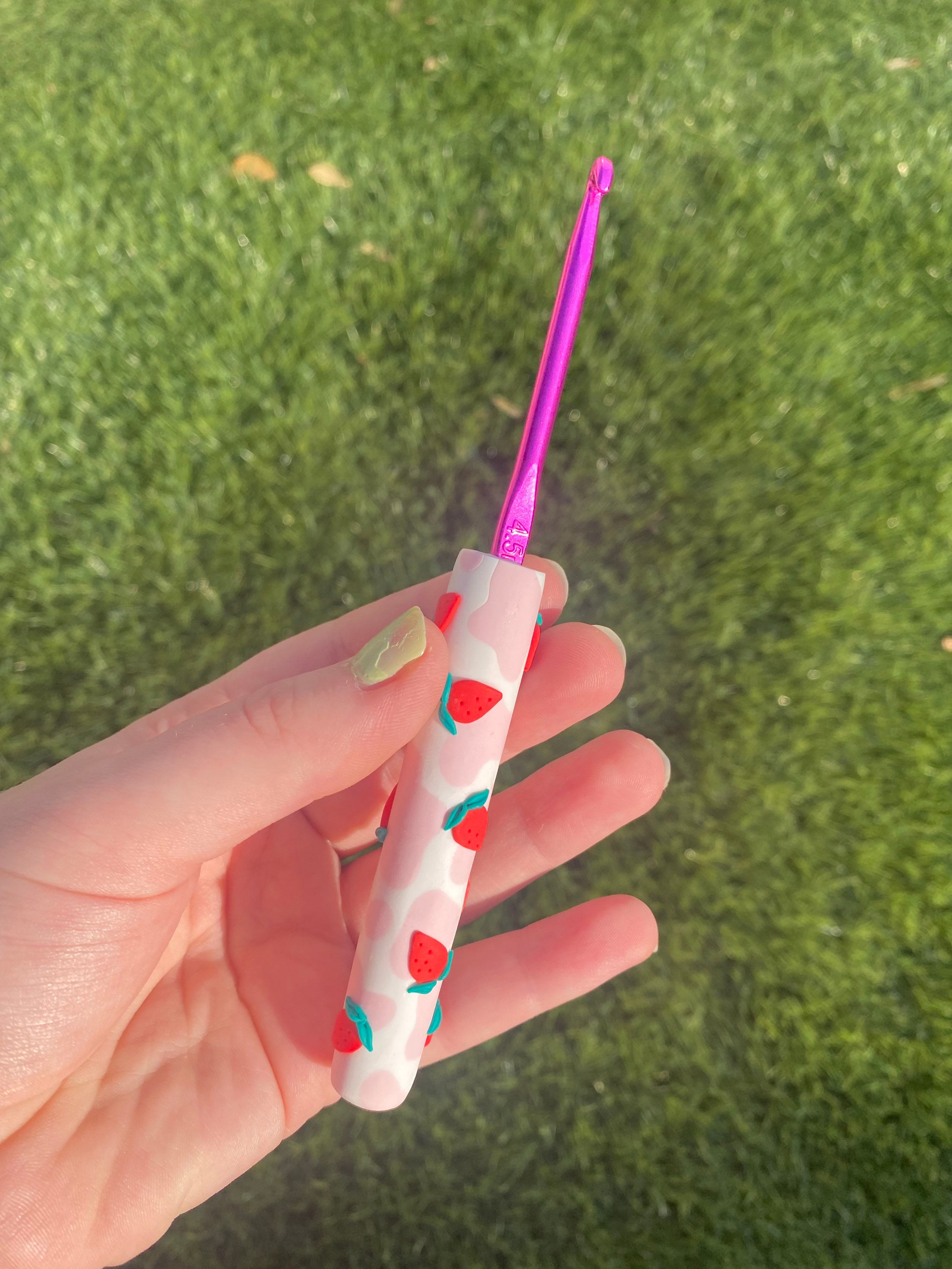 MADE TO ORDER Strawberry Cow Print Crochet Hook Custom Crochet Hooks  Polymer Clay Crochet Hooks Cute Crochet Hook Pink Crochet Hook 
