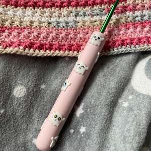 MADE TO ORDER Pink Halloween Emoji Ghost Crochet Hook | Custom Crochet Hooks | Polymer Clay Crochet Hooks | Cute Crochet Hook |