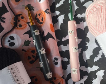 MADE TO ORDER Halloween Pink and Black Emoji Ghost Polymer Clay Crochet Hook Set, Clay Cute Crochet Hooks, Crochet Hook Set of 2