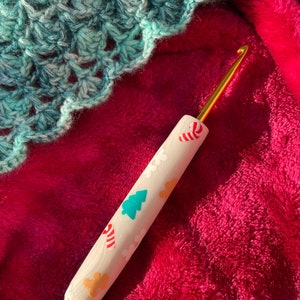 MADE TO ORDER Pearlescent White Christmas Themed Crochet Hook | Christmas Crochet Hooks | Polymer Clay Crochet Hooks | Crochet Hook Grip