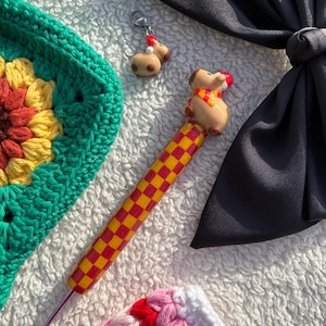 Crochet de Noël Capybara | Poignée ergonomique au crochet en pâte polymère à carreaux rouge et or animal