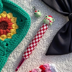 Crochet de Noël Grenouille de Noël | Poignée ergonomique au crochet en pâte polymère à carreaux rouges et blancs