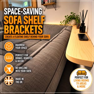 Op de afbeelding: Een lichtgekleurde houten plank gemonteerd achter een grijze stoffen bank. Op de plank staan een zwarte geurstokjeshouder en een zwarte smartphone. De tekst op de afbeelding luidt: SPACE-SAVING SOFA SHELF BRACKETS, CREATE A FLOATING SHELF BEHIND YOUR SOFA, MAXIMISE YOUR SPACE, PERFECT FOR DRINKS, REMOTES & DECOR, NO DRILLING INTO YOUR SOFA, MADE IN THE UK, PERFECT FOR LIVING ROOMS TV AREAS & MORE.