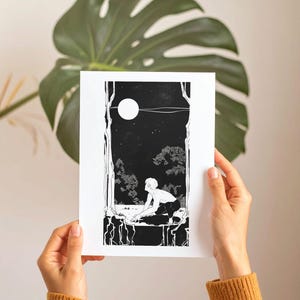 Lo sguardo selvaggio - Illustrazione in bianco e nero di un uomo nella foresta, arte al chiaro di luna, decorazione murale poetica e mistica per gli amanti dell'arte