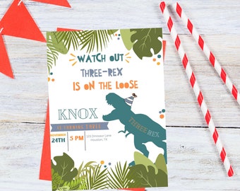 Könnte beinhalten: Eine grüne und weiße Dinosaurier-Geburtstagseinladung mit dem Text "WATCH OUT THREE-REX IS ON THE LOOSE" und "KNOX IS TURNING THREE". Die Einladung enthält das Datum "NOVEMBER 24TH", die Uhrzeit "5 PM" und die Adresse "123 Dinosaur Lane Houston, TX".