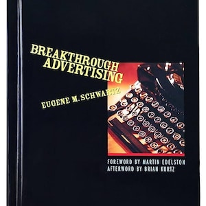 Könnte beinhalten: Ein schwarzes Buch mit dem Titel "Breakthrough Advertising" von Eugene M. Schwartz. Das Cover zeigt den Titel in goldener Schrift, ein rot-schwarzes Bild einer Schreibmaschine und die Namen der Vorwort- und Nachwortautoren.