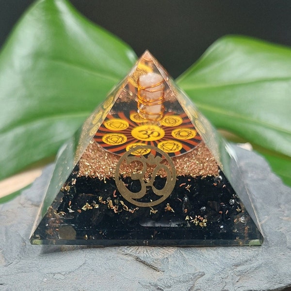 Orgonit Chakra Pyramide schwarzer Turmalin mit OM