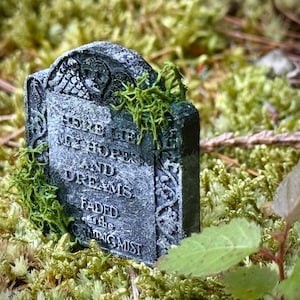 Multi-Scale/1:12 Here Lie My Hopes & Dreams Headstone Dollhouse Miniature- Diorama Cemetery- Halloween Graveyard Crypt Tombstone Scale Model