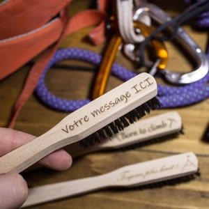 Peut inclure: Une brosse en bois avec des poils noirs et un message personnalisé qui dit "Votre message ICI".