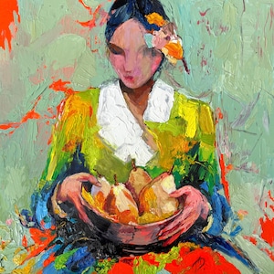Op de afbeelding: Een impressionistisch schilderij van een persoon die een kom met peren vasthoudt. De persoon draagt een gele en groene jurk met een witte kraag en een bloem in het haar. De achtergrond is een mix van groen en oranje.