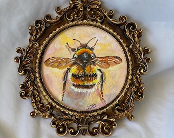 Pintura al óleo de abejorro en miniatura: Arte de insectos vintage en un marco ornamentado.
