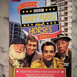 Pode incluir: Um conjunto de três canecas de cerâmica com esmalte creme salpicado. Cada caneca apresenta um design floral pintado à mão em tons de azul, verde e amarelo. As canecas têm uma forma simples e arredondada e uma pega.