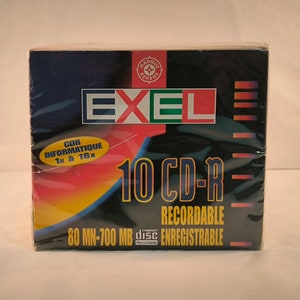 Peut inclure: Un paquet de 10 CD-R vierges de la marque Exel. Le paquet est noir avec des accents rouges, verts et bleus. Les disques sont de 80 minutes et 700 Mo. Le texte sur le paquet indique "10 CD-R Enregistrables 80 MN-700 Mo Enregistrables".