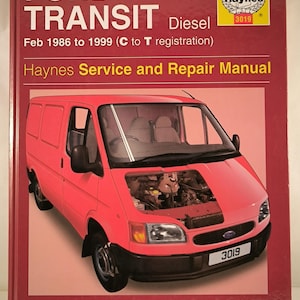 Può includere: Manuale di riparazione Haynes per Ford Transit Diesel, modelli da febbraio 1986 al 1999. La copertina presenta un furgone rosso con il cofano aperto, mostrando il motore. Include sezioni per la ricerca guasti e il controllo tecnico.