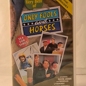 Op de afbeelding: Een VHS-band met vijf klassieke afleveringen van de Britse sitcom "Only Fools and Horses." De band heeft een groene achtergrond met de titel van de show in wit en een foto van de drie hoofdpersonen. De tekst "The Very Best of" is ook zichtbaar op de band.