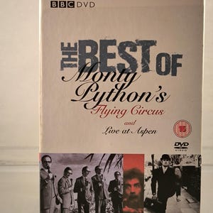 Può includere: Copertina del DVD per "The Best of Monty Python's Flying Circus and Live at Aspen". La copertina presenta uno sfondo bianco con testo nero e una foto dei membri del cast di Monty Python.