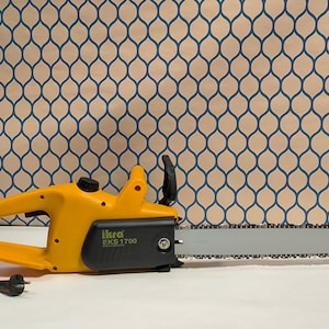 May include: A yellow and black electric chainsaw with a gray chain. The chainsaw is labeled "ikra EKS 1700".