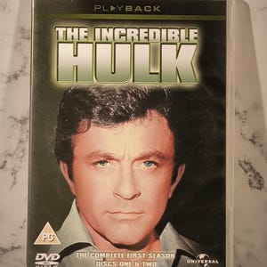 Può includere: Custodia DVD per la prima stagione della serie televisiva "L'incredibile Hulk". La custodia presenta una foto del personaggio principale, Bill Bixby, e il testo "The Complete First Season, Discs One & Two".