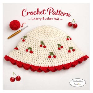 Peut inclure: Un chapeau seau au crochet crème avec des accents de cerises rouges et un bord festonné rouge. Le chapeau est orné de petites cerises brodées. Le texte "Crochet Pattern - Cherry Bucket Hat" est affiché en rouge.