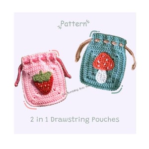 Op de afbeelding: Twee gehaakte trekkoordzakjes. Eén is roze met een aardbeienapplicatie, de andere is blauwgroen met een paddenstoelapplicatie. De tekst "Pattern" staat boven de zakjes en "2 in 1 Drawstring Pouches" eronder.