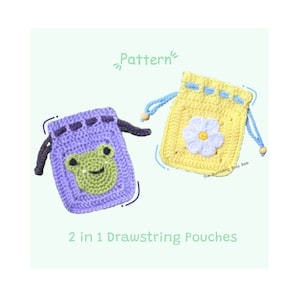 Puede incluir: Dos bolsas de crochet hechas a mano con cordón. Una es morada con una cara de rana verde, la otra es amarilla con una margarita blanca. El texto dice "Pattern" y "2 in 1 Drawstring Pouches". Las bolsas tienen cordones azules y cuentas de madera.