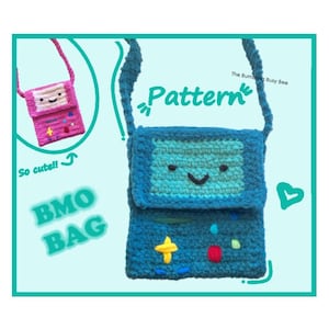 Op de afbeelding: Een haakpatroon voor een blauwe en groene BMO-tas uit de cartoon Adventure Time. De tas heeft een glimlachend gezicht en een knoopontwerp. De tekst "Pattern" is geschreven in een cursief schrift boven de tas.
