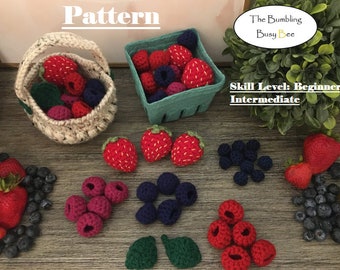 Könnte beinhalten: Häkelmuster für Obst für Anfänger und Fortgeschrittene. Das Muster enthält Erdbeeren, Blaubeeren und Himbeeren in einem Korb und verstreut auf einer Holzoberfläche. Das Muster trägt den Titel "Pattern" und stammt von "The Bumbling Busy Bee".