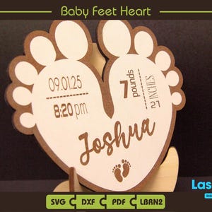 Anúncio de recém-nascido, Métrica infantil, Placa de coração para pés de bebê com cavalete, Arquivo digital para corte a laser, Arquivos Lightburn, Arquivos Glowforge