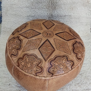 Round leather pouf with Moroccan camel pattern, ottoman camel in vintage brown leather, Berber pouf with handmade engraving