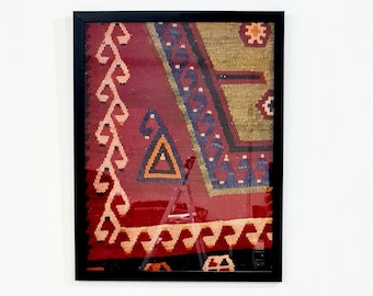 Fragmento de tapete Kilim vermelho da Anatólia emoldurado, arte rústica para parede.