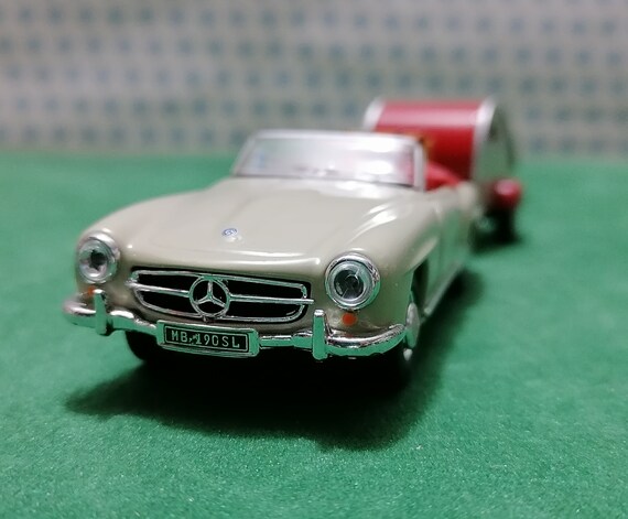 Caravane et Mercedes miniatures