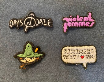 Könnte beinhalten: Vier gestickte Aufnäher, zwei mit den Bandnamen "Days Daze" und "Violent Femmes", einer mit einer Comicfigur, die einen grünen Hut trägt, und einer mit einer Sprechblase, die "Erinnere dich daran, dass ich dich liebe" sagt.