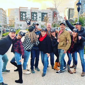 Peut inclure: Un groupe d'amis portant des casquettes de baseball noires avec des textes diff&eacute;rents. Les casquettes disent "Beef Cake", "Rodeo", "Five", et "Dark Horse". Le groupe est debout &agrave; l'ext&eacute;rieur devant un b&acirc;timent.