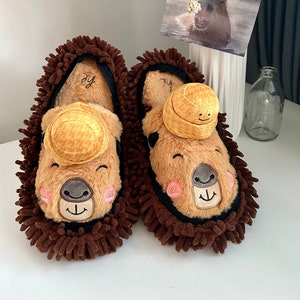 Lindo carpincho peludo limpiando zapatillas de casa