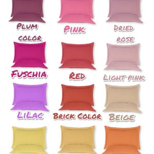 Può includere: Dodici federe per cuscini in vari colori, tra cui prugna, rosa, rosa secca, fucsia, rosso, rosa chiaro, lilla, color mattone, beige, giallo, senape e arancione.