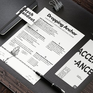 Puede incluir: Una infografía en blanco y negro con el título "Dropping Anchor: Tres pasos para afrontar las tormentas emocionales". La infografía presenta tres pasos: Simplemente nombra, no culpes; Mueve los dedos de los pies y acomoda las desgracias; Vuelve a enfocar la atención y permanece presente. La infografía también incluye una ilustración en blanco y negro de un ancla.