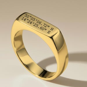 Spersonalizowany złoty pierścień sygnetowy: minimalistyczny wzór męski z paskiem (spersonalizowany grawer)