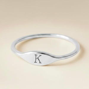Zilveren zegelring met initiaal • Sierlijke gepersonaliseerde ring voor vrouwen • Gegraveerde letterring • Aangepaste minimale sieraden cadeau voor haar