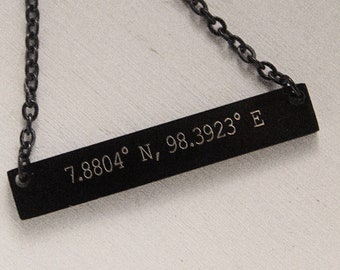 Schwarze Halskette, Personalisierter Schmuck, Namenskette, personalisierte Halskette, Halskette für Frauen, Halskette mit Namen, Koordinaten Halskette