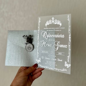 Invitación de quinceañera, elegante invitación de quinceañera, invitación plateada dorada, invitación de acrílico para quinceañera, invitación con patrón de corona, sobre gris