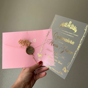 Invitación de quinceañera, invitación dorada, invitación de quinceañera acrílica, invitación con patrón de corona, sobre rosa