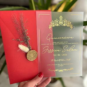 Rode envelop, aangepaste ontwerp quinceañera uitnodiging, uitnodiging vergulding afdrukken, acryl quinceanera, uitnodiging kroonpatroon