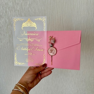 Elegante Quinceamaßa Einladen, Goldvergoldete Einladung, Acryl Quinceanera, Kronenmustereinladung, Rosa Umschlag, XV Anos