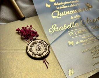 Quinceañera-Einladung, goldener reflektierender Umschlag und gefrorenes Acryl, Einladung mit Kronenmuster, elegante Einladung, Blumendesign