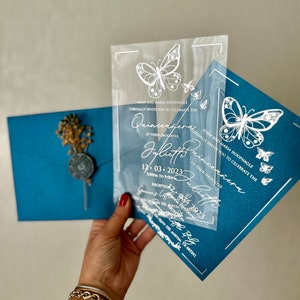 Elegante Quinceamaßa Einladen, Silbervergoldete Einladung, Acryl Quinceanera, Schmetterlingsmustereinladung, silbrig blaue Hülle