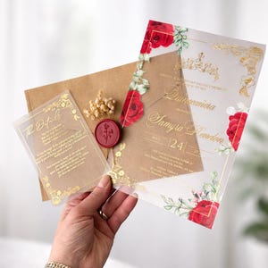 Puede incluir: Una taza de cerámica blanca con asa negra y el texto "But First, Coffee" en negrita negra. La taza se encuentra sobre un fondo borroso, sugiriendo un ambiente acogedor.