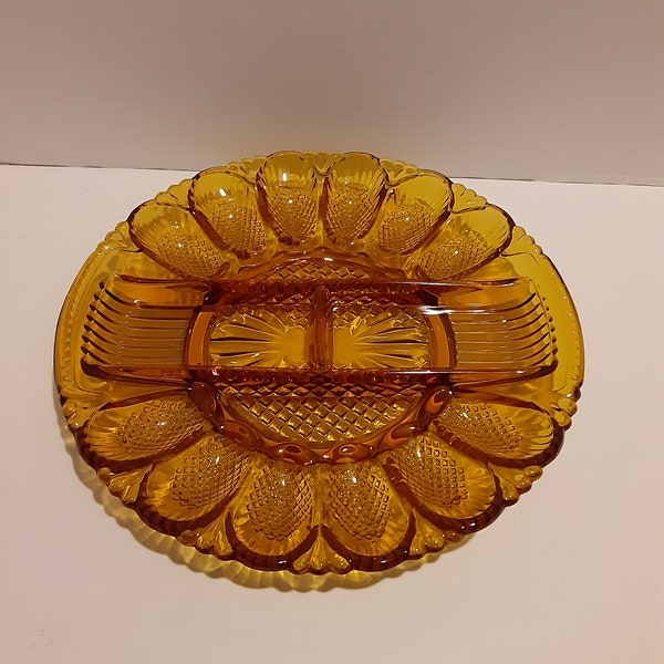 Plato de huevo diabólico de vidrio ámbar vintage y plato de servir