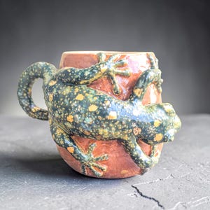 Tazza con scultura di geco / Tazza in ceramica scolpita a mano con finitura dorata 24 carati