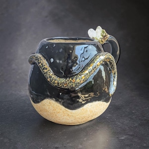 Schlange-Becher | Hand gemeißelte schwarze Keramiktasse mit 24K Gold Luster & Crystal