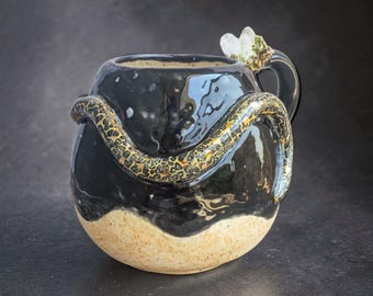 Tazza a forma di serpente / Tazza in ceramica nera scolpita a mano con riflessi dorati 24 carati e cristalli